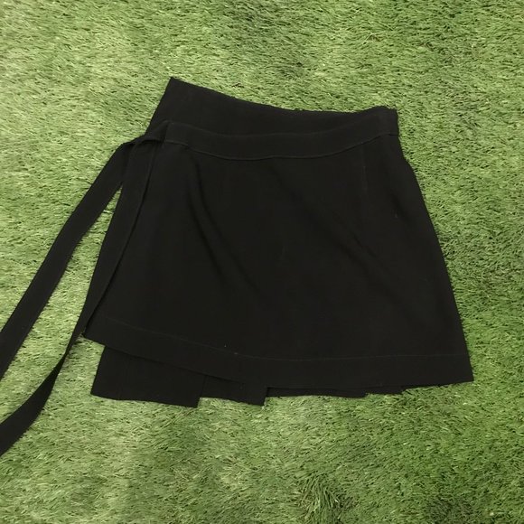 Cinq A Sept Black Mini-Skirt Screen-Worn 'Dare Me' - Picture 6 of 6